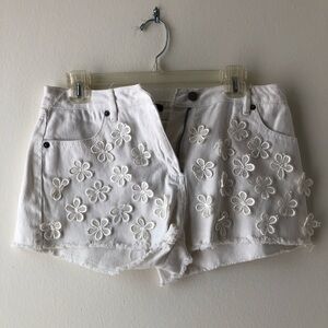 🛍️ 4/$25 F21 White Floral Appliqué Cutoff Denim Shorts